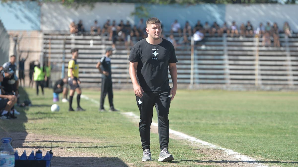 Matías Ligutti con sus 31 años es un técnico muy pasional y buscará salir campeón del Torneo Clausura ante FADEP, como en el 2023.