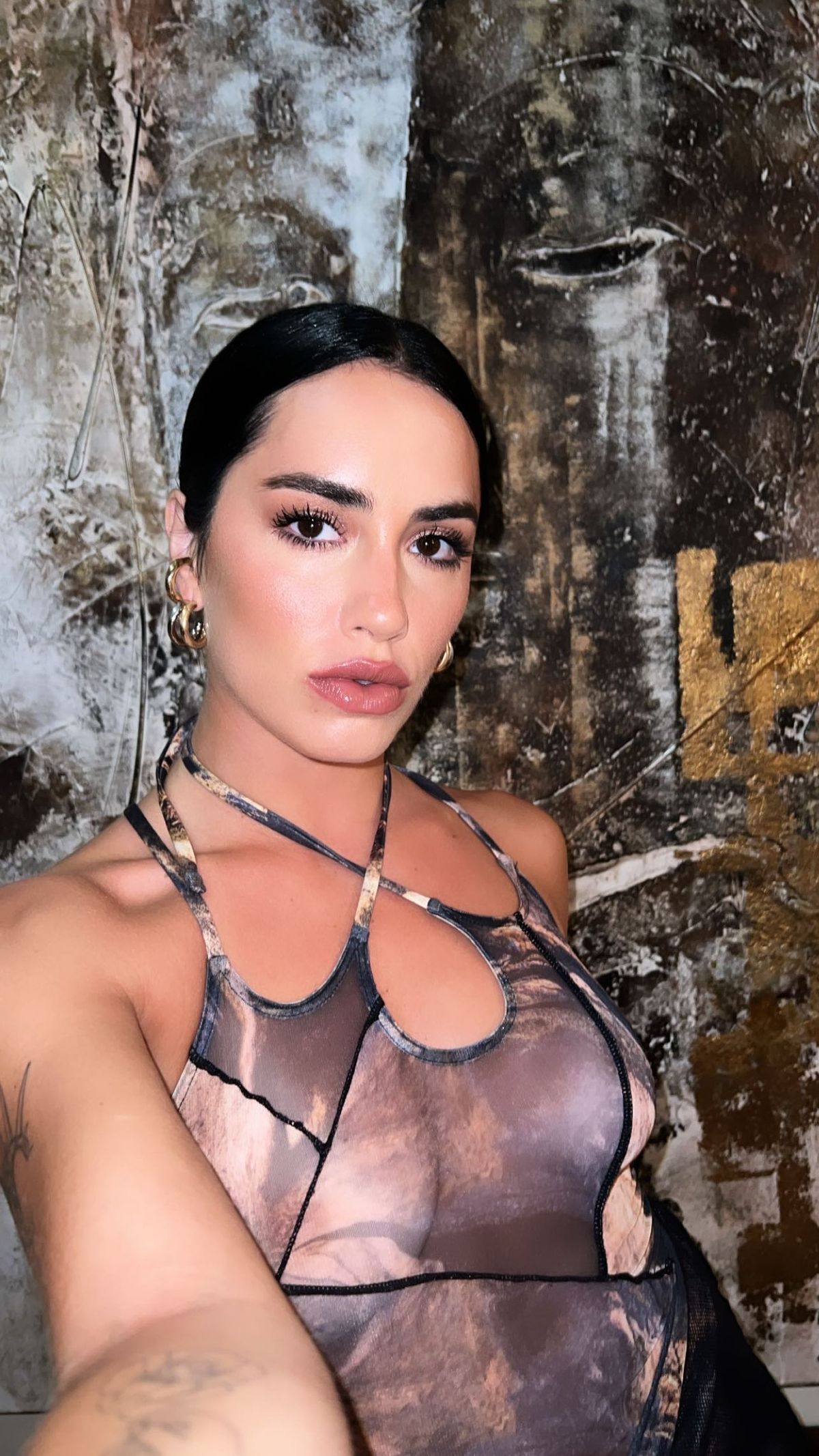 Lali Espósito le copia a Ester Expósito sus transparencias más brutales. Lali Espósito le copia a Ester Expósito sus transparencias más brutales.