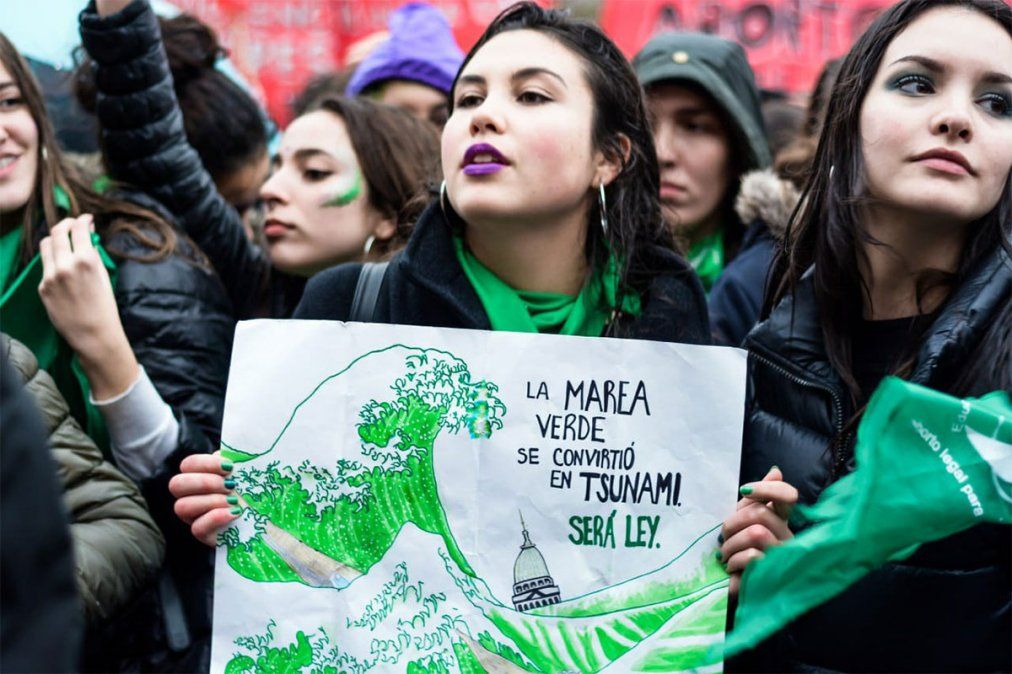 Defensores del aborto legal se manifiestan en el Congreso, esperando la sesión del Senado que tratará la importante ley este martes.&nbsp;