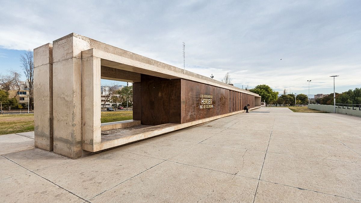 El monumento se desarrolla de manera horizontal en un recorrido, desde el descubrimiento de las Islas hasta el conflicto del 82. El monumento se desarrolla de manera horizontal en un recorrido, desde el descubrimiento de las Islas hasta el conflicto del 82.