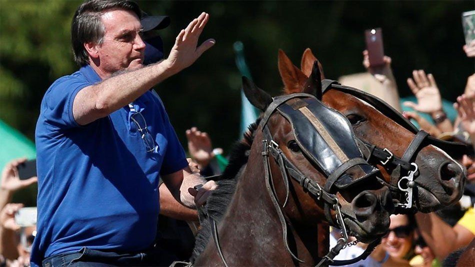 Brasil superó los 500 mil infectados por coronavirus mientras Bolsonaro paseaba a caballo