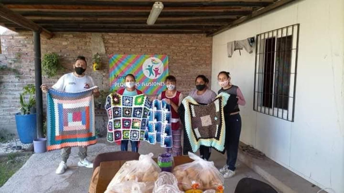 Uno de los comedores beneficiados, muestra las colchitas tejidas por las acciones solidarias de una entidad mendocina destacada, la ONG Urdimbre Solidaria, que teje para las más necesitados.