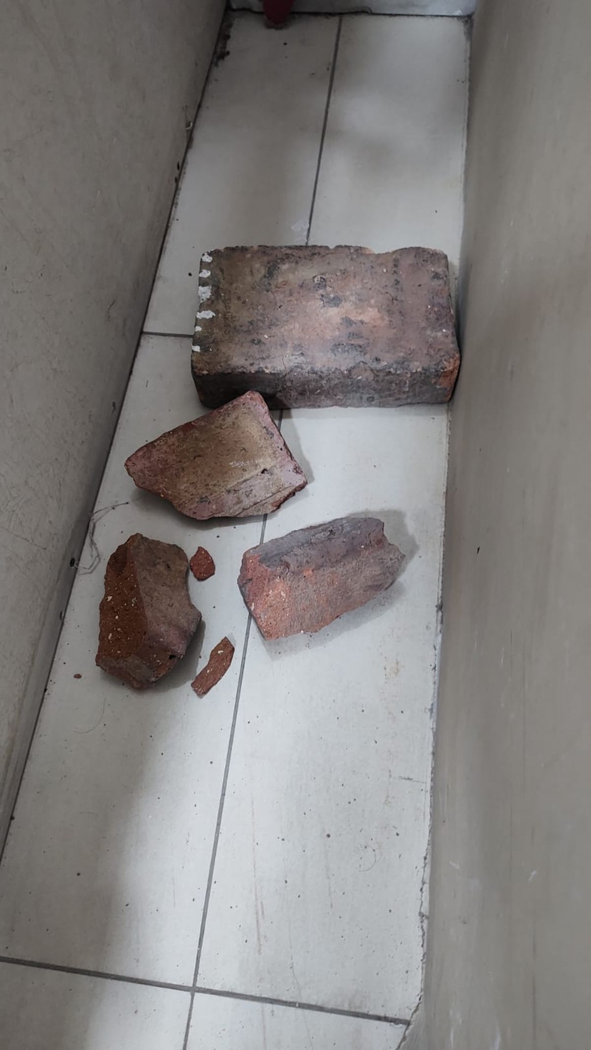 Los ladrillos que el grupo de delincuentes arrojó en la terminal de San Martín. Los ladrillos que el grupo de delincuentes arrojó en la terminal de San Martín.