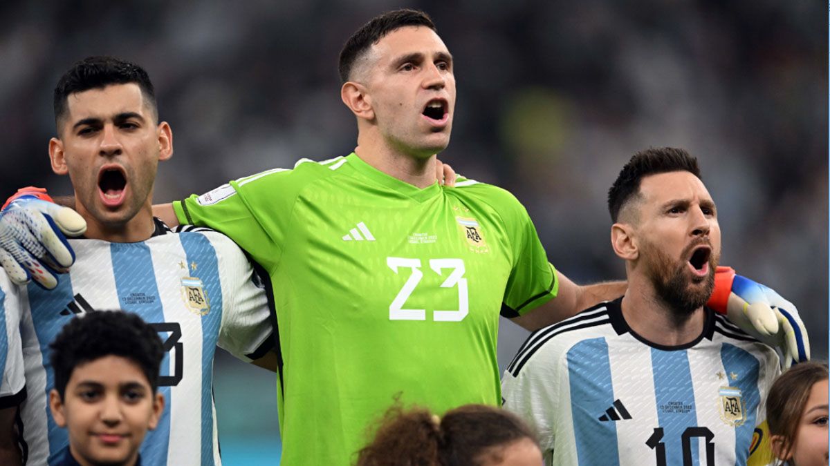 La habitual transmisión, donde salen imágenes tomadas en las distintas provincias, fue reemplazada por una versión cantada por los jugadores de la