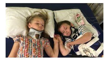 Emotiva imagen de dos hermanos luego del accidente en el que murieron sus padres