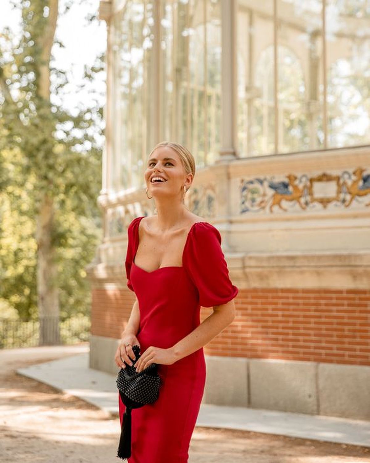 Vestido rojo, una opción elegante. Vestido rojo, una opción elegante.