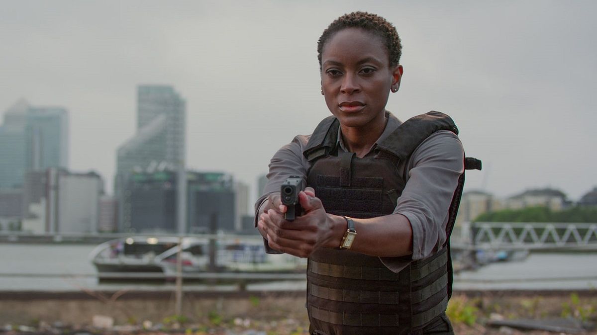 Tracy Ifeachor interpreta a Dede en Traición, la miniserie de Netflix.