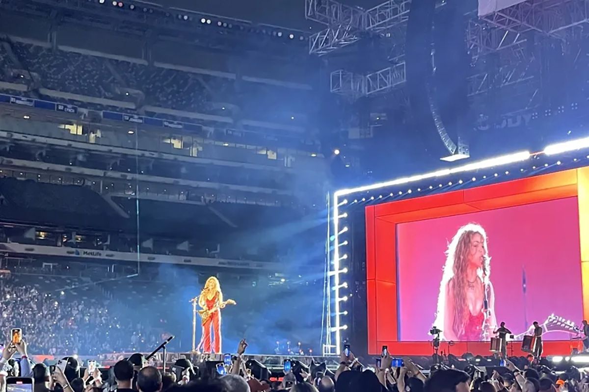Shakira canta durante el concierto de su gira Las mujeres ya no lloran world tour, en el MetLife Stadium en Nueva Jersey, en Estados Unidos. Crédito: EFE/ Nora Quintanilla.