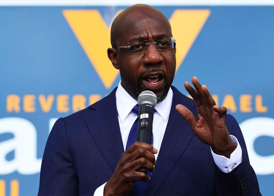 El afroamericano Raphael Warnock ganó una de las dos bancas que Georgia tiene en el Senado y dejó bien posicionado al partido del presidente electo, Joe Biden.
