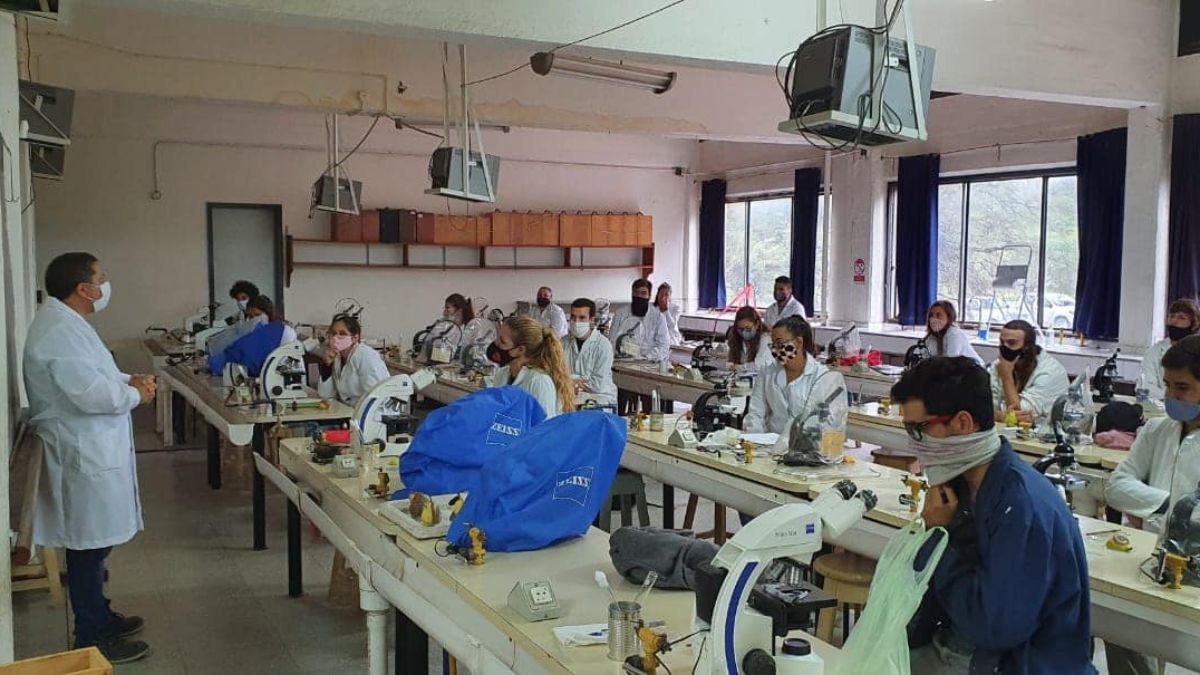 Las facultades e institutos que dependen de la UNCuyo tendrán presencialidad plena para este inicio de ciclo lectivo 2022 y se enfatizarán la medidas sanitarias, como distanciamiento, higiene de manos y uso de barbijo.