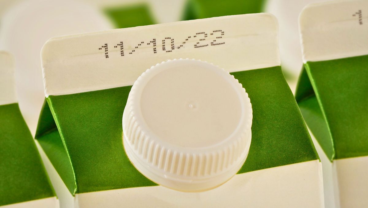 Nunca deberías consumir la leche si tiene mal olor, gusto o una textura extraña. Nunca deberías consumir la leche si tiene mal olor, gusto o una textura extraña. 