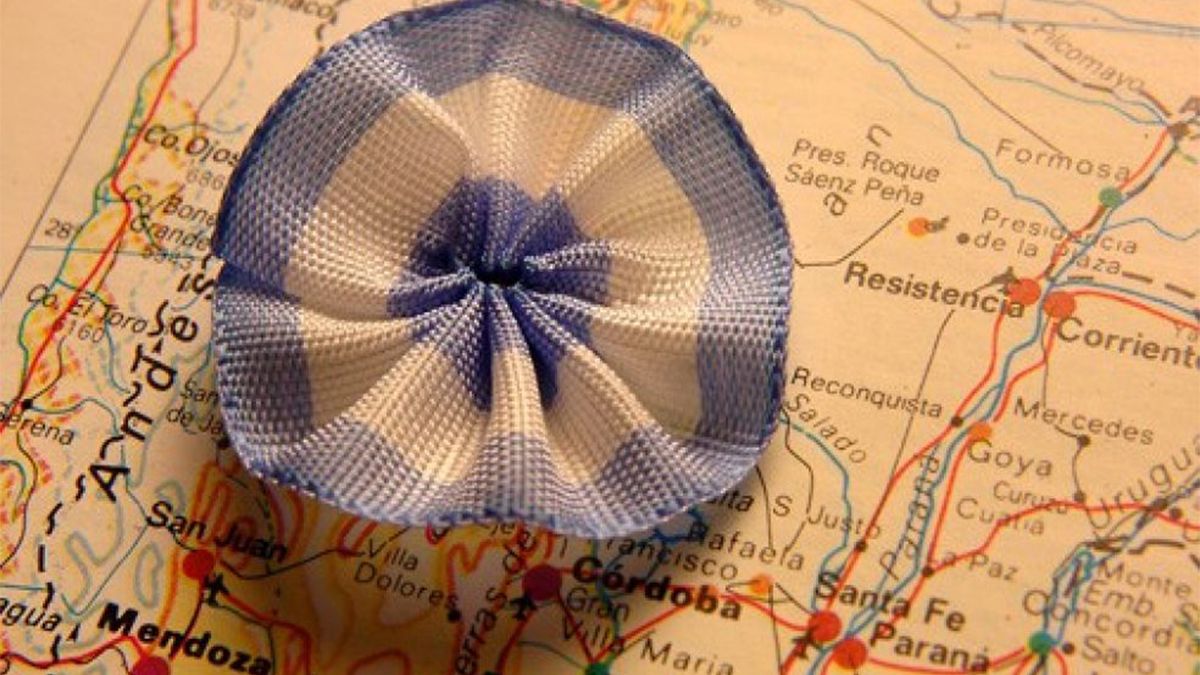 Por pedido de Manuel Belgrano, el Triunvirato crea la escarapela argentina.