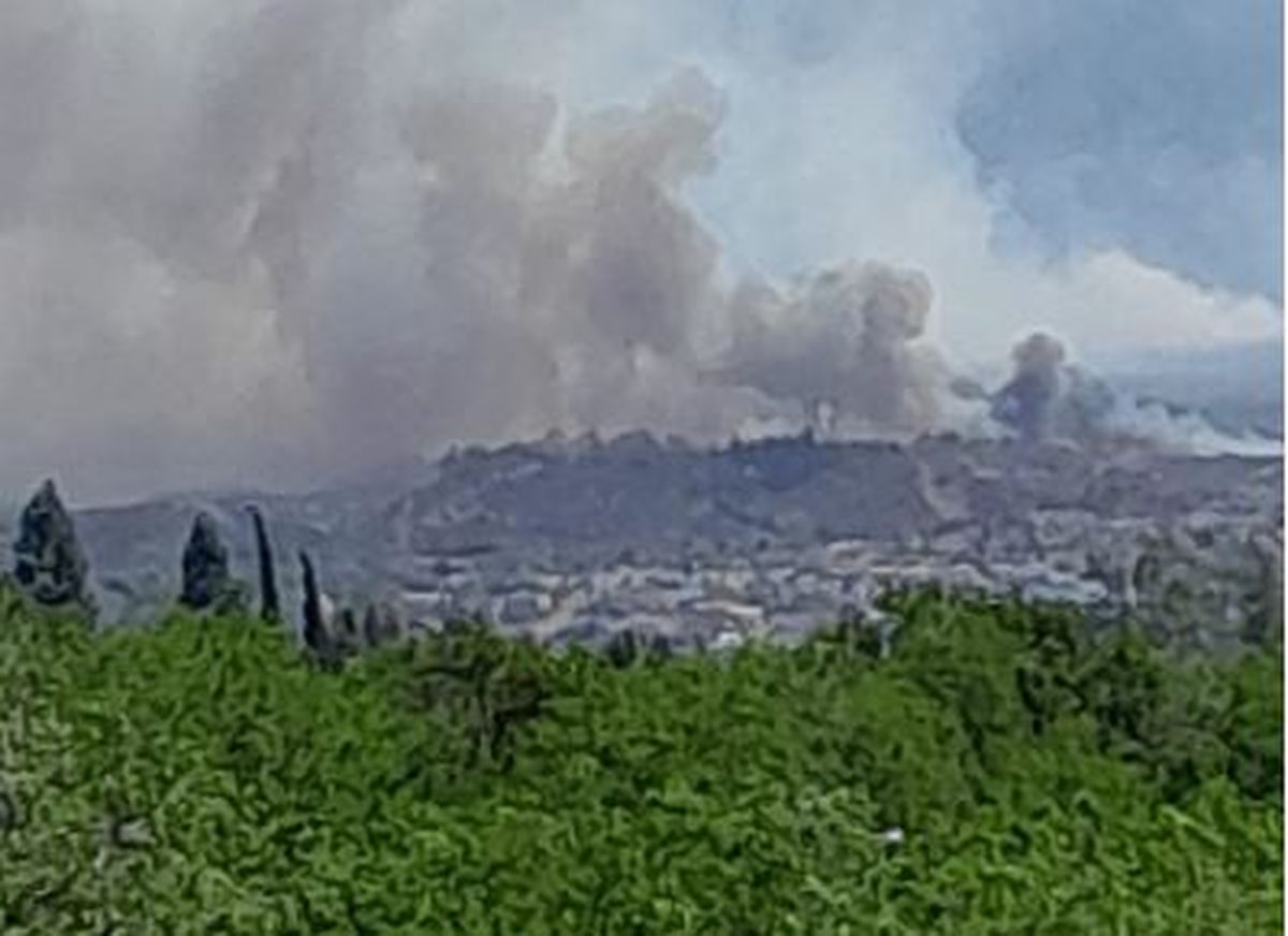 El humo de los incendios tras el viento Zonda.