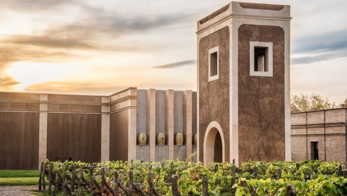 Una postal de la Bodega Los Toneles, en Guaymallén.