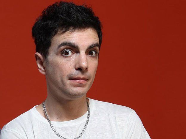 Ale Sergi es el vocalista de la banda de pop argentina Miranda!