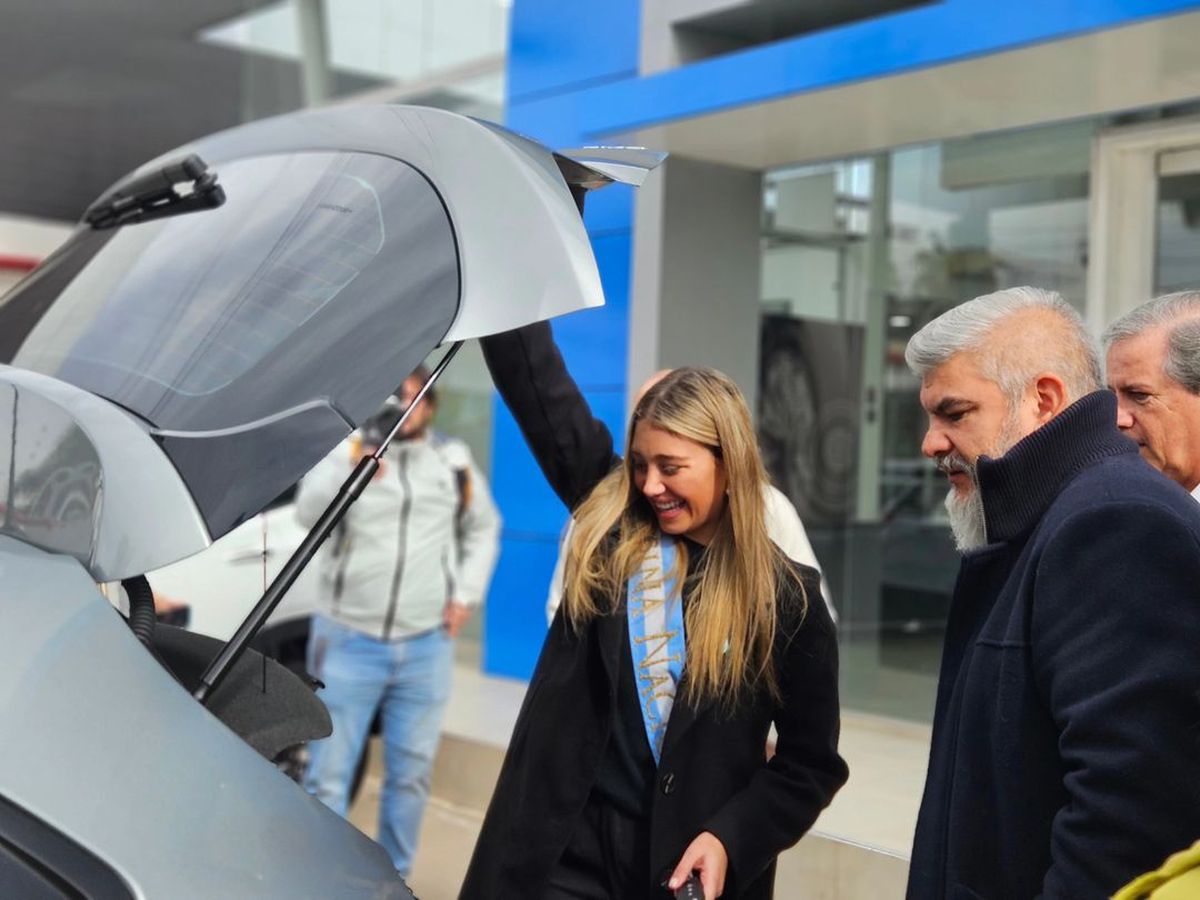 La reina Agostina Saua mira cómo es el baúl de su nuevo auto, y lo hace junto al subsecretario de Cultura, Diego Gareca. La reina Agostina Saua mira cómo es el baúl de su nuevo auto, y lo hace junto al subsecretario de Cultura, Diego Gareca.