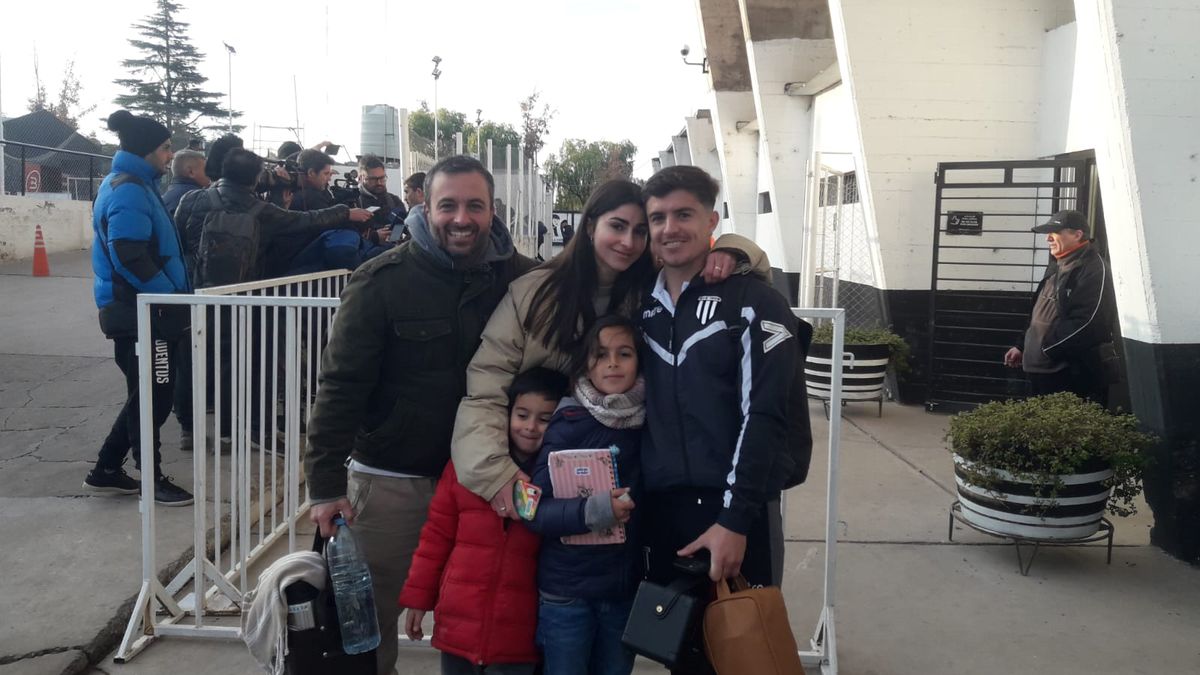 Fernando Bersano se mostró feliz con su familia.