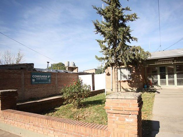 Estacionó su moto en el patio de su casa y en un descuido se la robaron