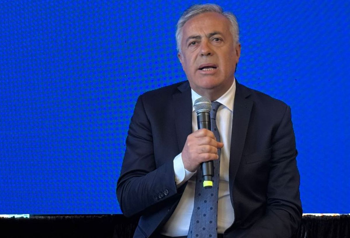 Mientras se vence el plazo para convocar a las PASO provinciales, si es que decidiera ir a las urnas el mismo día que las elecciones legislativas nacionales, Alfredo Cornejo lidera una comitiva en la feria hidrocarburífera en Houston. Mientras se vence el plazo para convocar a las PASO provinciales, si es que decidiera ir a las urnas el mismo día que las elecciones legislativas nacionales, Alfredo Cornejo lidera una comitiva en la feria hidrocarburífera en Houston.