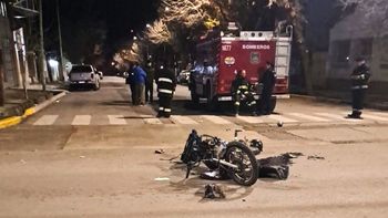 Bomberos acudían a un incendio y tuvieron un accidente con un motociclista que quedó en grave estado Bomberos acudían a un incendio y tuvieron un accidente con un motociclista que quedó en grave estado
