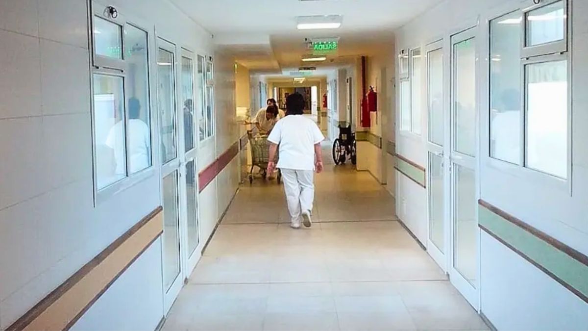 El médico condenado por abuso sexual simple fue cesanteado por el Ministerio de Salud. El médico condenado por abuso sexual simple fue cesanteado por el Ministerio de Salud.