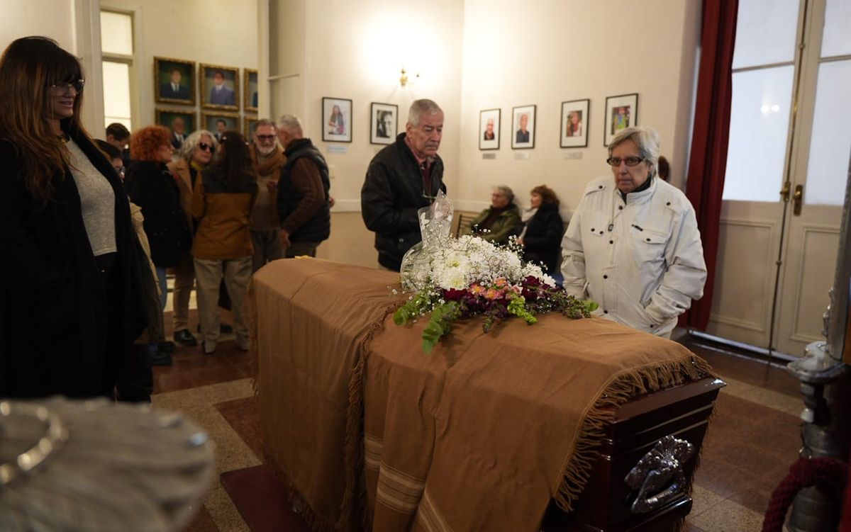 Centenares de vecinos, artistas, funcionarios y dirigentes se acercaron a la Legislatura a despedir a Pocho Sosa