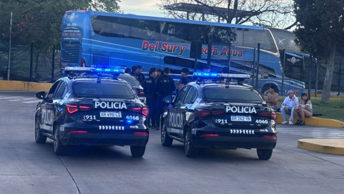 Hubo un gran operativo policial en la terminal de ómnibus de Mendoza a raíz de los incidentes.  Hubo un gran operativo policial en la terminal de ómnibus de Mendoza a raíz de los incidentes. 