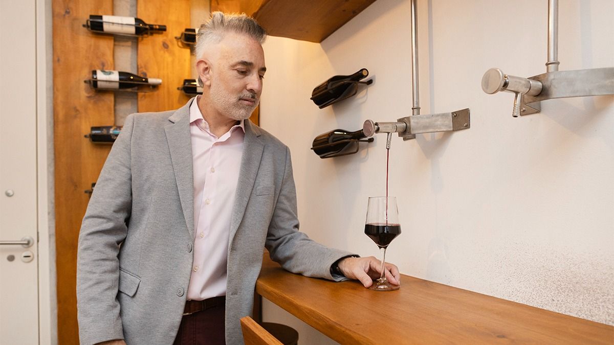 En su empresa tiene una canilla que derrama vino para mostrar que el edificio Anfitrión que ideó no es un imposible. En su empresa tiene una canilla que derrama vino para mostrar que el edificio Anfitrión que ideó no es un imposible.