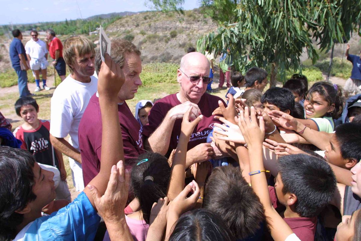 Bobby Charlton firmó autógrafos antes de dejar Mendoza Bobby Charlton firmó autógrafos antes de dejar Mendoza