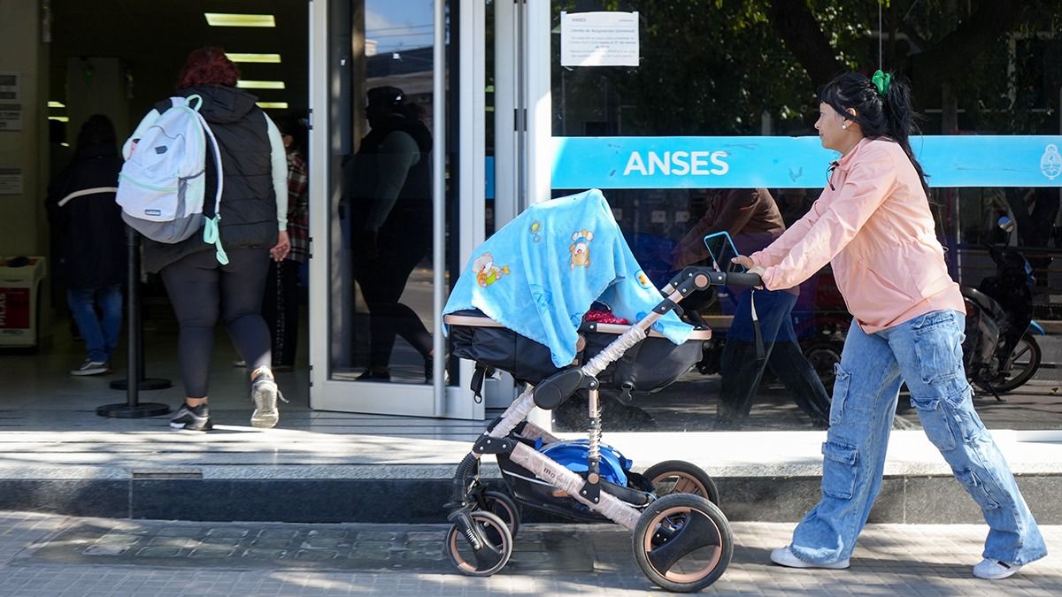 ANSES activó el pago de un bono de casi $60.000 en abril 2025: qué se debe hacer para cobrarlo