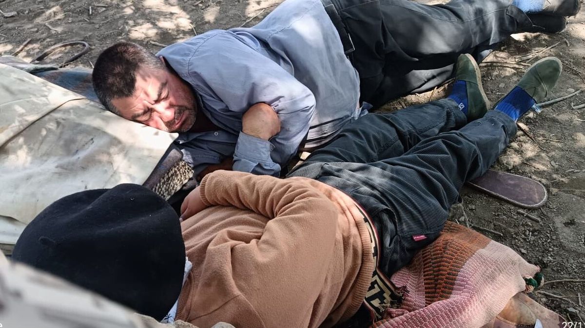 Fabián, de frente, y su hijo Saúl descansan en plena veranada. Recorrieron 150 kilómetros en 4 días. Fabián, de frente, y su hijo Saúl descansan en plena veranada. Recorrieron 150 kilómetros en 4 días.