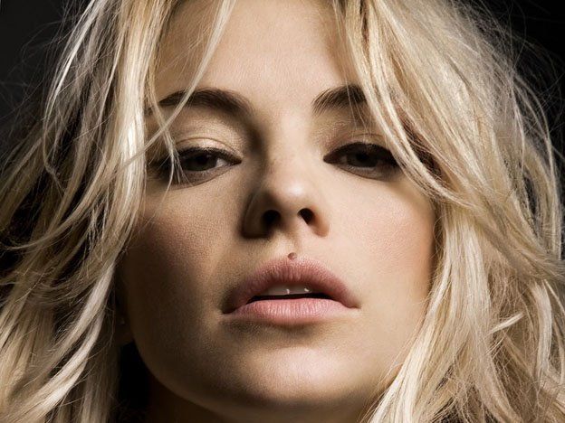 La actriz Dolores Fonzi cumple hoy 44 años.