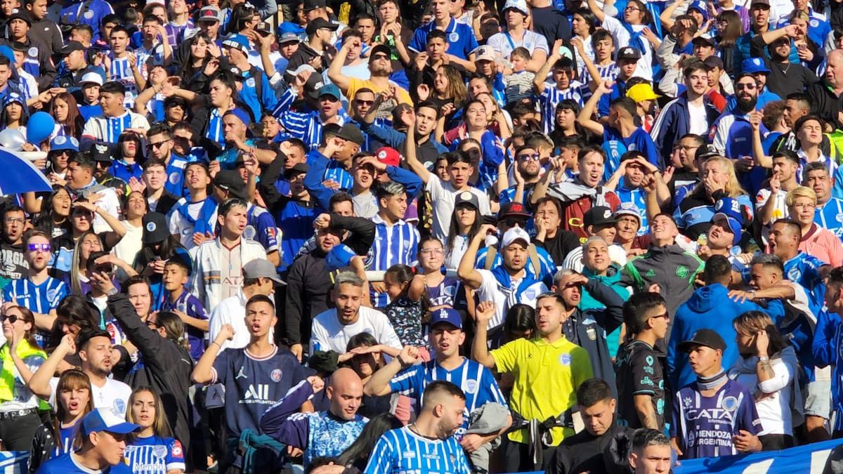 Los hinchas de Godoy Cruz acompañaron al equipo en gran número y celebraron como locos el triunfo ante Racing. Foto: Martín Pravata (UNO).