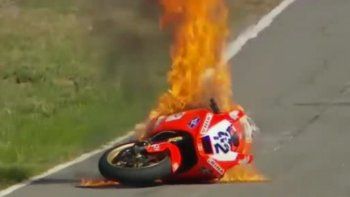 ¡Se bajó justo! Impactantes imágenes del incendio en el Superbike Argentino