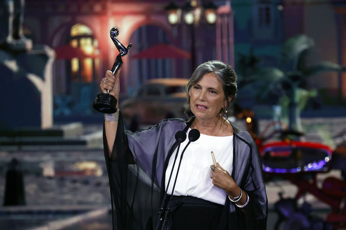 La escritora Claudia Piñeiro recibe el premio al mejor creador de teleserie