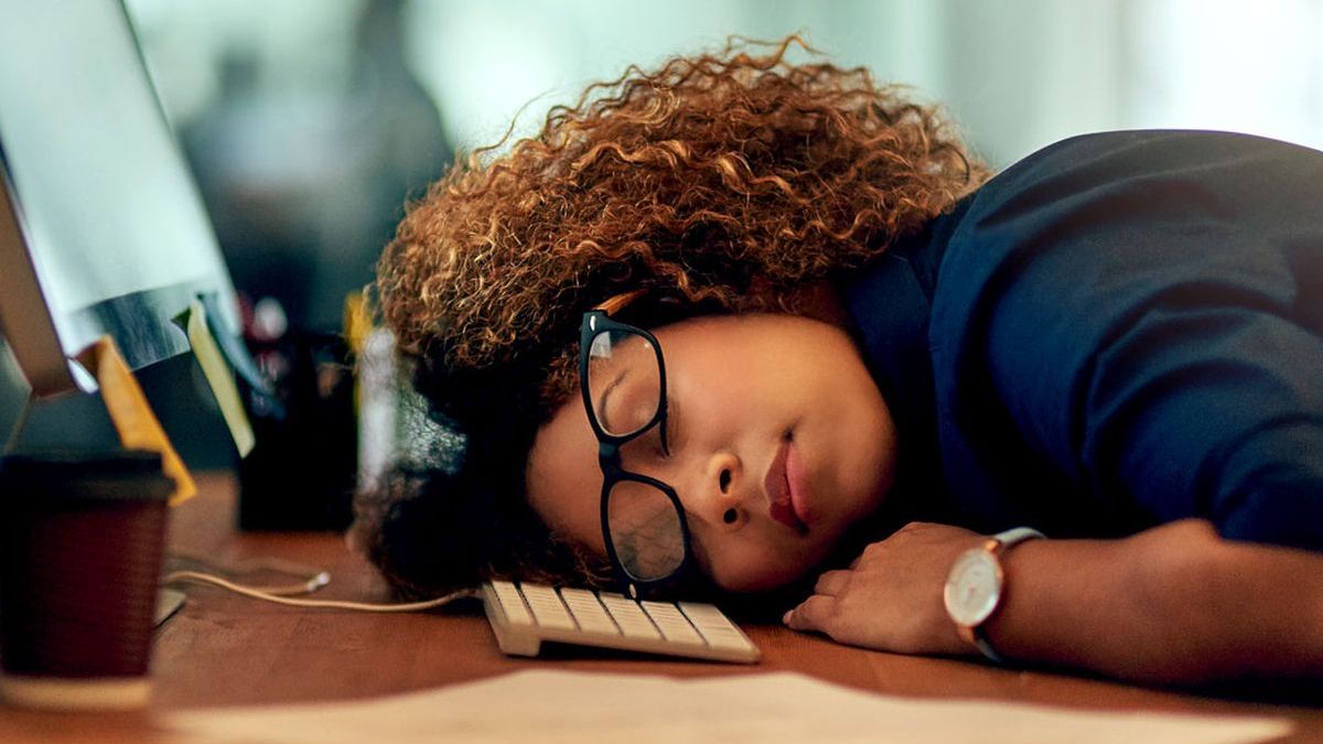 El Jet Lag Social es un tema tratado en el Día Mundial del Sueño, y es un trastorno producido por la desincronización de nuestro reloj interno, por las pocas horas de sueño de la gente, que sigue conectada a redes sociales por la noche, sufriendo luego somnolencia durante el día.