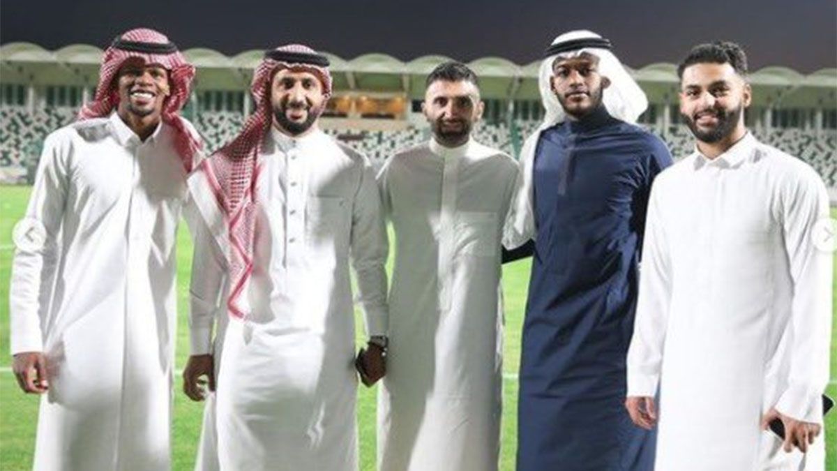 Leonardo Torrico posa con integrantes del Al Ahli