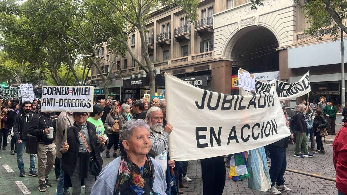 Una agrupación de jubilados fue parte de la marcha por el Día de la Memoria. Una agrupación de jubilados fue parte de la marcha por el Día de la Memoria.