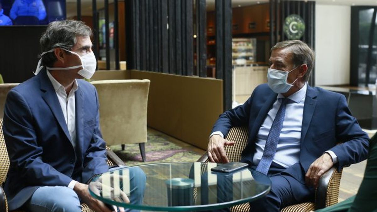 El gerente de JetSmart, Gonzalo Pérez Corral, y el gobernador de Mendoza, Rodolfo Suarez, reunidos por los vuelos en Buenos Aires.