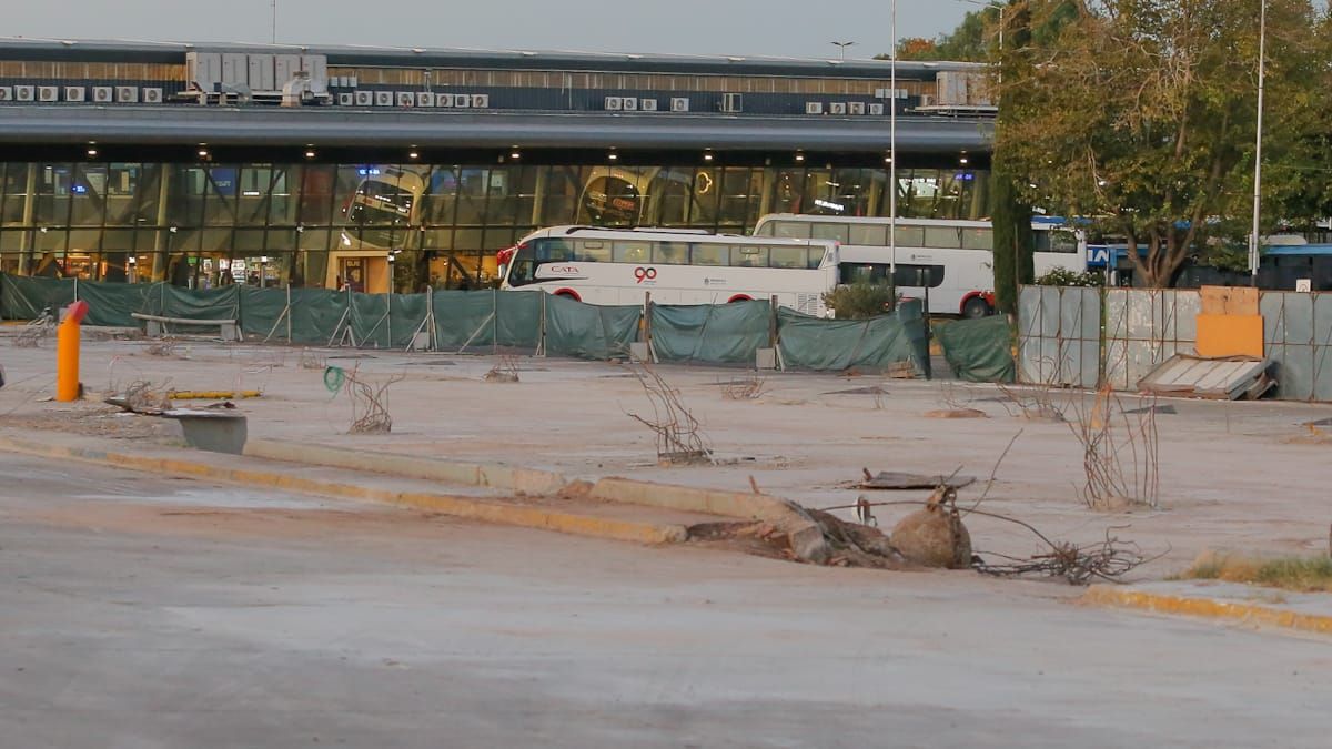 La vieja ala oeste de la Terminal de Ómnibus ya no existe. El proyecto de remodelación incluye un shopping que sumará más locales comerciales a los 150 que tiene el complejo. 