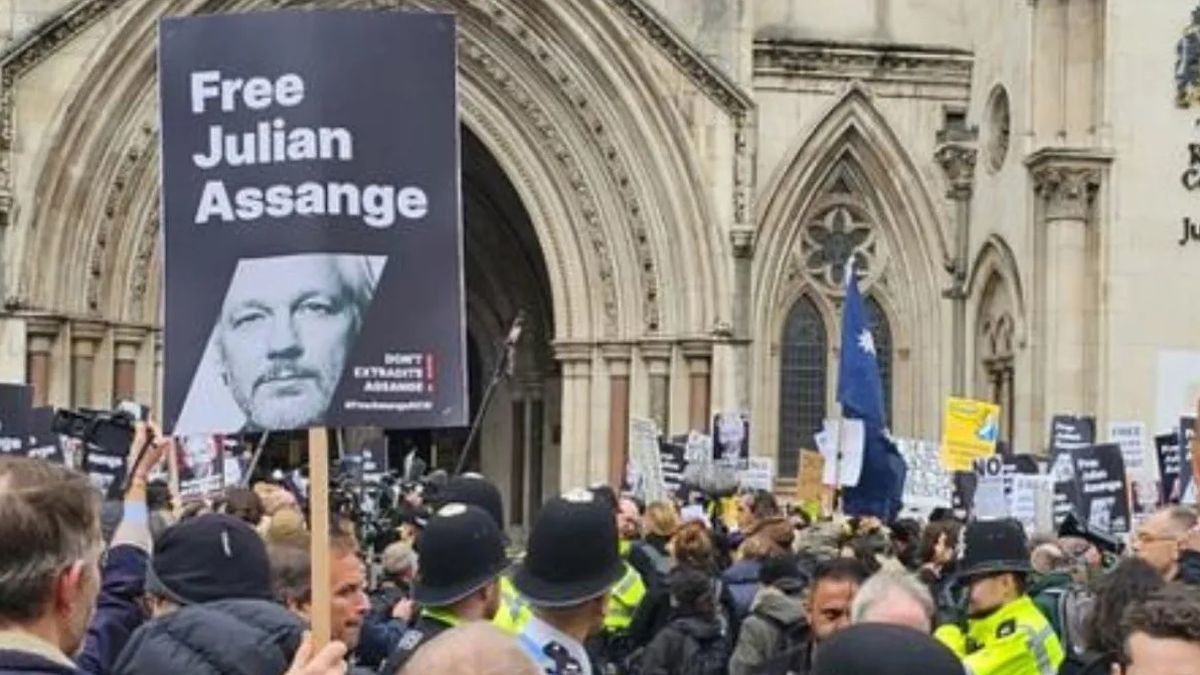 En las afueras de los Tribunales británicos miles de manifestantes reclaman que Assange no sea extraditado a Estados Unidos En las afueras de los Tribunales británicos miles de manifestantes reclaman que Assange no sea extraditado a Estados Unidos