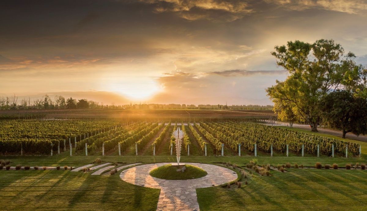 La bodega Norton de Luján es una de las más antiguas de la vitivinicultura mendocina y supo estar en el top five de las que más vino exportaba. La bodega Norton de Luján es una de las más antiguas de la vitivinicultura mendocina y supo estar en el top five de las que más vino exportaba.