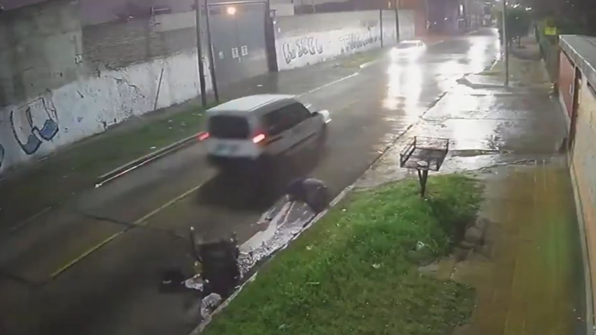 El accidente quedó filmado por las cámaras de seguridad.