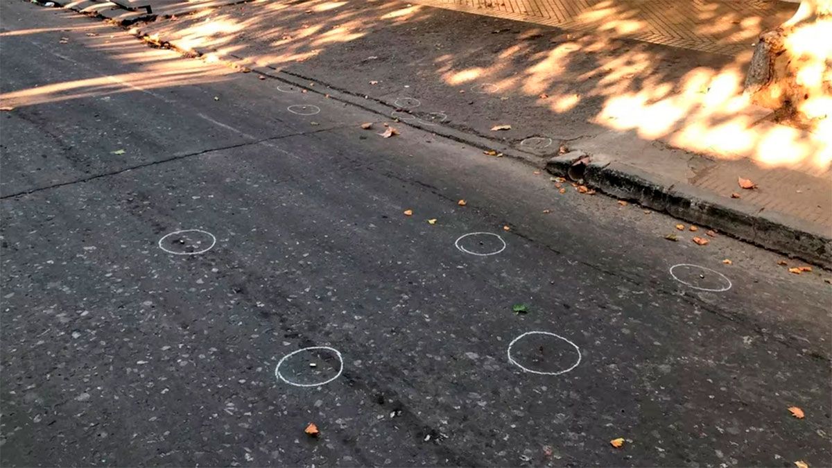 Según datos extraoficiales, en el lugar del hecho se encontraron vainas servidas de una pistola 9 mm.