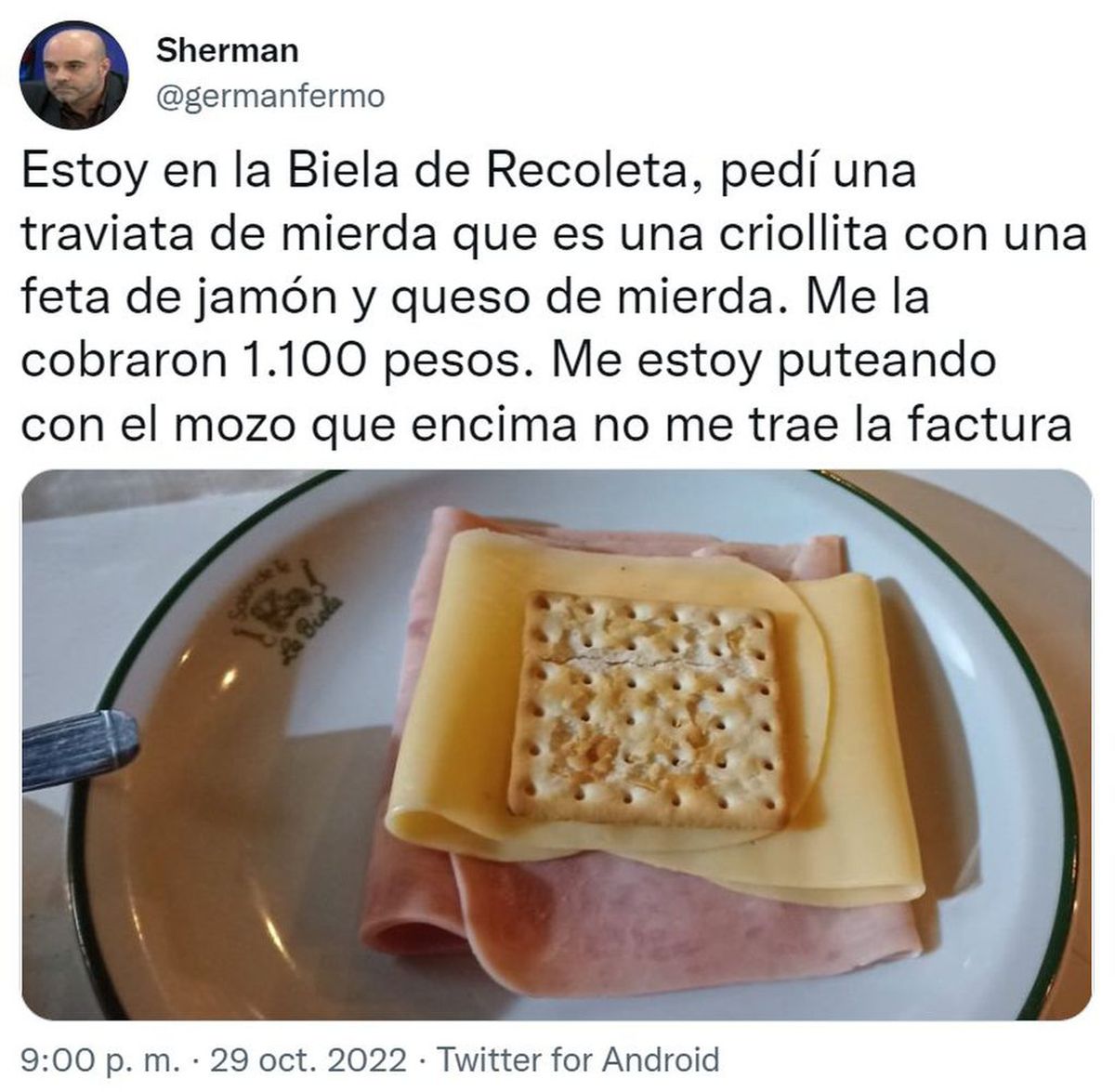 ¡Un robo! Le cobraron $ 1.100 por una galletita de agua con jamón y queso.