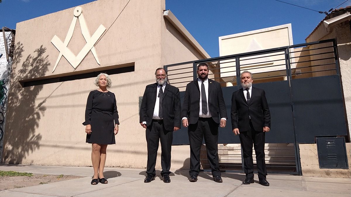 Castillo, Lázara, el Gran Maestre Pablo Lázaro y Rosas en la puerta del templo masón de calle Renato Della Santa 32 de Godoy Cruz.