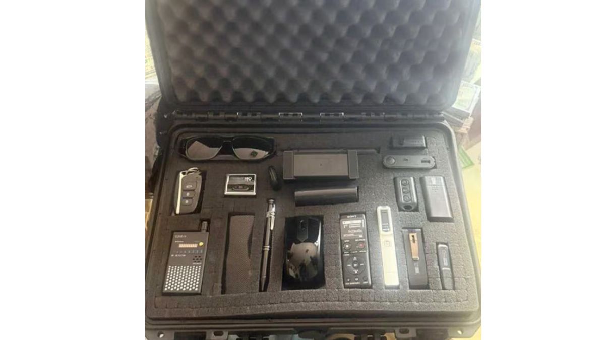 La valija con herramientas de inteligencia que secuestraron del departamento del ex ARSAT Facundo Leal, en Buenos Aires. La valija con herramientas de inteligencia que secuestraron del departamento del ex ARSAT Facundo Leal, en Buenos Aires.