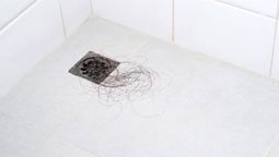 Cómo destapar el desagüe de la ducha con estos trucos caseros
