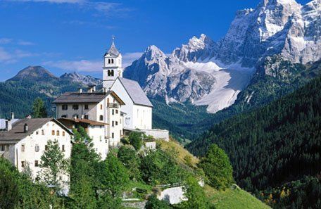 Berlusconi permitió privatizar ríos, montañas y castillos para pagar la deuda pública