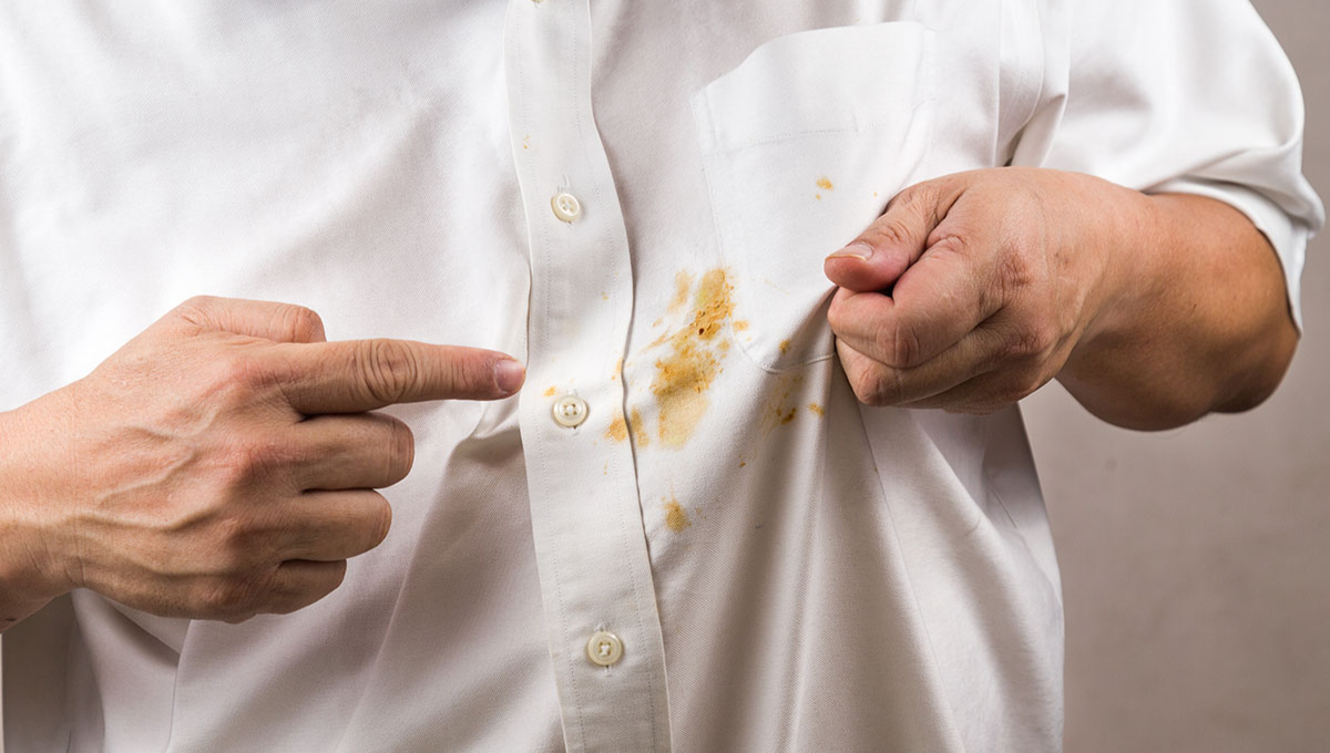 Elimina por completo las manchas de aceite de tu ropa con un solo ingrediente